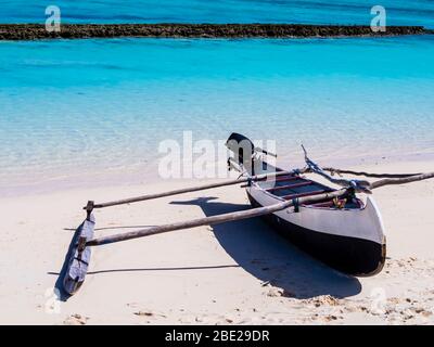 Typische Ausleger Piroge vor dem türkisfarbenen Riff der Insel Nosy Ve, Indischer Ozean, Madagaskar Stockfoto