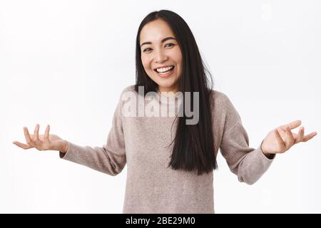 Keine große Sache, entspannen. Freudig und unvorsichtig unbelästigt gut aussehende asiatische Frau zucken und Hände seitlich zu verbreiten, nicht wissen, wie er den ersten Preis bekam Stockfoto