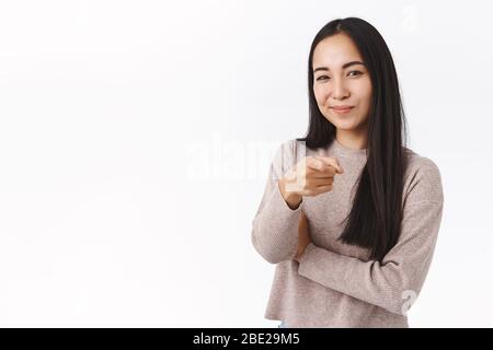 Beschäftigung, Corporate Promo und Jugend Konzept. Fröhlich frech und zuversichtlich asiatische Frau, die Wahl, Kommissionierung Sie, zeigen Kamera und Lächeln erfreut Stockfoto