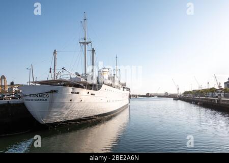 Viana do Castelo, Portugal - 10. Mai 2018: Blick auf das ehemalige Spitalschiff Gil Eannes, das heute in ein Museum und eine Jugendherberge umgewandelt wurde Stockfoto