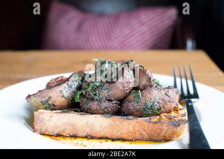 Verteufelte Nieren beim Frühstück, Bell Inn, Langford, Gloucestershire Stockfoto