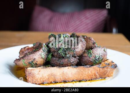 Verteufelte Nieren beim Frühstück, Bell Inn, Langford, Gloucestershire Stockfoto