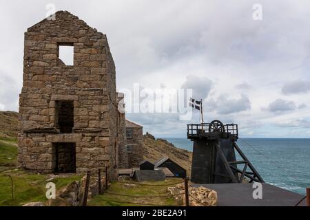 Ruinen des Pumpenmotorhauses und des Windungsgetriebes, Levant Mine, UNESCO-Weltkulturerbe, Penwith Peninsula, Cornwall, Großbritannien Stockfoto