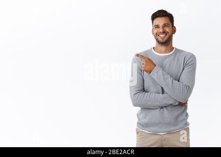 Freudvolle gut aussehende freundliche nette bärtige Kerl in grauen Pullover, lachen aus lustigen Witz oder Werbung, lächeln unbeschwert und erfreut, Chat Stockfoto
