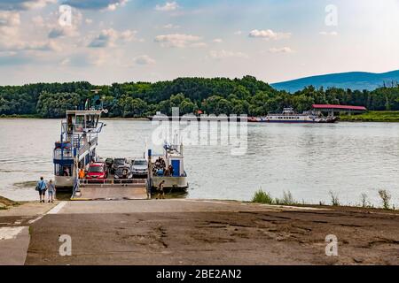 Lokale Fähre Transport über Donau Transport von Menschen aus Vac Stadt nach Szentendre Island.Ferry für Menschen und Autos.Hungary, Europa. Stockfoto