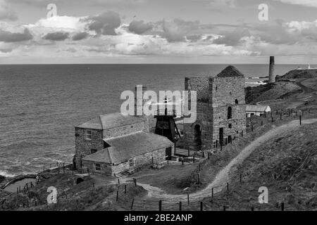 Die Pumping and Beam Engine Houses, Levant Mine, UNESCO-Weltkulturerbe, Penwith Peninsula, Cornwall, Großbritannien. Schwarz-weiße Version Stockfoto