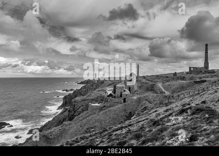 Allgemeine Ansicht der Levant Mine, UNESCO Weltkulturerbe, Trewellard, Penwith Peninsula, Cornwall, England, Großbritannien. Schwarz-weiße Version Stockfoto