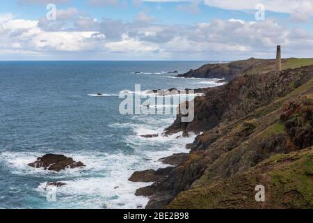 Die nördliche Küste Cornichs in der Nähe der Levant Mine, UNESCO-Weltkulturerbe, Penwith Peninsula, Cornwall, Großbritannien Stockfoto