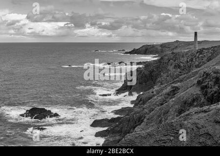 Die nördliche Küste Cornichs in der Nähe der Levant Mine, UNESCO-Weltkulturerbe, Penwith Peninsula, Cornwall, Großbritannien. Schwarz-weiße Version Stockfoto