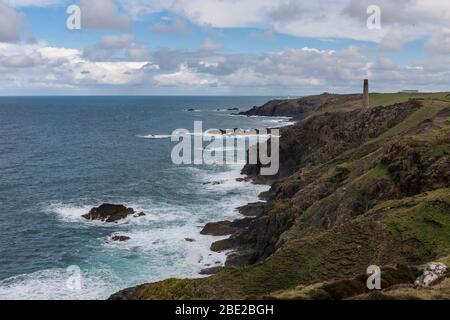 Die nördliche Küste Cornichs in der Nähe der Levant Mine, UNESCO-Weltkulturerbe, Penwith Peninsula, Cornwall, Großbritannien Stockfoto