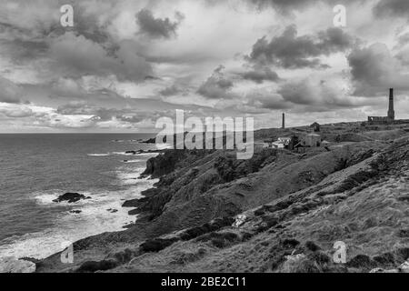 Die nördliche Küste Cornichs in der Nähe der Levant Mine, UNESCO-Weltkulturerbe, Penwith Peninsula, Cornwall, Großbritannien. Schwarz-weiße Version Stockfoto