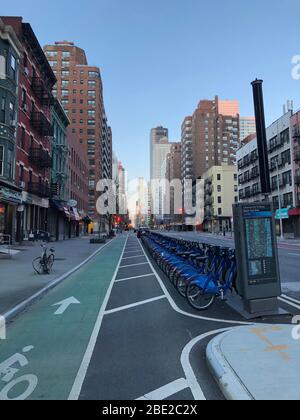 New York, USA. April 2020. Blick nach Süden auf die 2nd Avenue während der Coronavirus Sperrung, gerade als die Sonne oben auf Upper East Side, NYC kommt Stockfoto