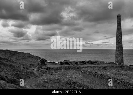 Botallack Mine, UNESCO-Weltkulturerbe, Penwith Peninsula, Cornwall, Großbritannien. Schwarz-weiße Version Stockfoto