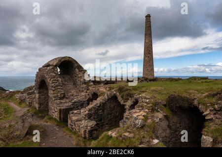 Die Ruinen des Kalzinerlabyrinths bei der Botallack Mine, UNESCO-Weltkulturerbe, Penwith Peninsula, Cornwall, Großbritannien Stockfoto