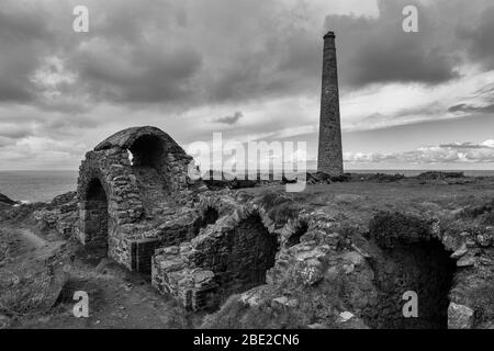 Die Ruinen des Kalzinerlabyrinths bei der Botallack Mine, UNESCO-Weltkulturerbe, Penwith Peninsula, Cornwall, Großbritannien. Schwarz-weiße Version Stockfoto