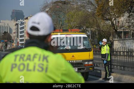 Istanbul, Türkei. April 2020. Die Polizei inspiziert Fahrzeuge während einer zweitägigen Ausgangssperre in Istanbul, Türkei, 11. April 2020. Die insgesamt bestätigten Fälle von COVID-19 in der Türkei stiegen auf 47,029, wobei 4,747 neue Patienten in den letzten 24 Stunden gemeldet wurden, sagte der türkische Gesundheitsminister Fahrettin Koca am Freitag. Die Türkei hat eine zweitägige Ausgangssperre für das Wochenende in 31 Städten erklärt, um die Zunahme von neuartigen Coronavirus-Fällen einzudämmen, so das Innenministerium. Kredit: Mustafa Kaya/Xinhua/Alamy Live News Stockfoto