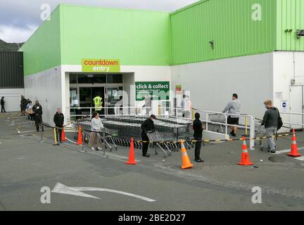 Wellington, Neuseeland. April 2020. Menschen beobachten soziale Distanz beim Betreten eines Supermarktes in Wellington, Neuseeland, 11. April 2020. Neuseeland meldete am Samstag 20 neue bestätigte und neun neue Fälle von COVID-19, was die Gesamtzahl der COVID-19-Fälle auf 1,312 im Land brachte. Neuseeland erklärte einen nationalen Notfall und trat ab März 25 in eine nationale Sperre ein. Kredit: Guo Lei/Xinhua/Alamy Live News Stockfoto