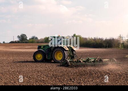 Landwirtschaft - Pflügen eines Feldes im Frühjahr Stockfoto