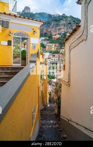 Typische schmale Straße und bunte Häuser in der Stadt Positano, Amalfi Küste Stockfoto