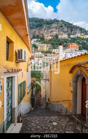 Typische schmale Straße und bunte Häuser in der Stadt Positano, Amalfi Küste Stockfoto