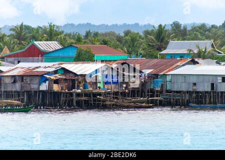 Fischerdorf über dem Wasser in der Sorong Bucht, West Papua, Indonesien Stockfoto