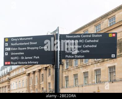 Wegweiser im Stadtzentrum von Newcastle upon Tyne, der bevölkerungsreichsten Stadt im Nordosten Englands. Stockfoto