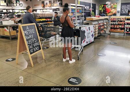 Johannesburg, Südafrika. April 2020. Foto zeigt eine Notiz der sozialen Distanzierung während des COVID-19 Ausbruchs in Johannesburg, Südafrika, 10. April 2020. Kredit: Chen Cheng/Xinhua/Alamy Live News Stockfoto