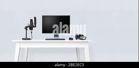 Home Podcast Aufnahmestudio auf weißem Tisch. Stockfoto