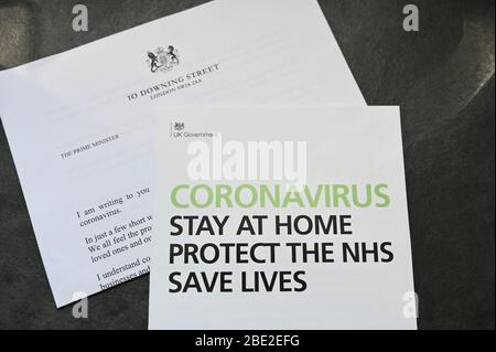 Coronavirus Broschüre. Informationsbroschüre an jeden britischen Haushalt mit einem Brief des Premierministers Boris Johnson. Stockfoto