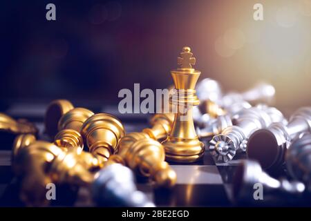 Gewinner des Schachspielbretts, goldener Sieg König gewinnen in erfolgreicher Geschäftskonkurrenz Stockfoto