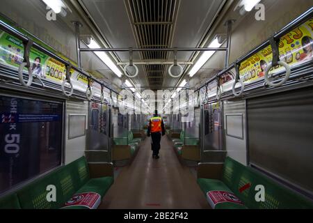 Jakarta, DKI Jakarta, IDN. April 2020. Am 11. April 2020 gehen Beamte auf dem leeren Pendlerzug, nachdem Indonesiens Hauptstadt eine Notzeit beginnt, um die Ausbreitung der Coronavirus-Krankheit (COVID-19) in Jakarta, Indonesien, zu verhindern. Tag 2 der Einführung von großen sozialen Beschränkungen (PSBB) in Jakarta die Aktivitäten einiger öffentlicher Verkehrsmittel funktionieren noch, aber mit bestimmten Einschränkungen, die festgelegt wurden. Kredit: Muhmmad Zaenuddin/ZUMA Wire/Alamy Live News Stockfoto