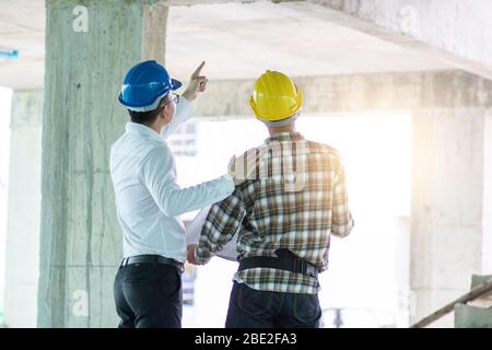 Ingenieur und Inspektor, der die Arbeiten vor Ort überprüft Stockfoto