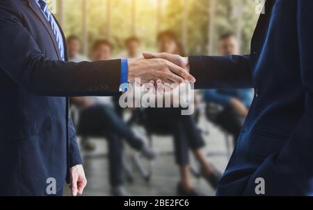 Geschäftsleute, die Handshake, erfolgreiche Verhandlungen und Vereinbarung der partnerschaftlichen Kommunikation Stockfoto