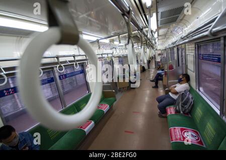 Jakarta, DKI Jakarta, IDN. April 2020. Am 11. April 2020 sitzt der Passagier mit einer schützenden Gesichtsmaske auf dem leeren Pendlerzug, nachdem Indonesiens Hauptstadt eine Notsituation beginnt, um die Ausbreitung der Coronavirus-Krankheit (COVID-19) in Jakarta, Indonesien, zu verhindern. Tag 2 der Einführung von großen sozialen Beschränkungen (PSBB) in Jakarta die Aktivitäten einiger öffentlicher Verkehrsmittel funktionieren noch, aber mit bestimmten Einschränkungen, die festgelegt wurden. Kredit: Muhmmad Zaenuddin/ZUMA Wire/Alamy Live News Stockfoto