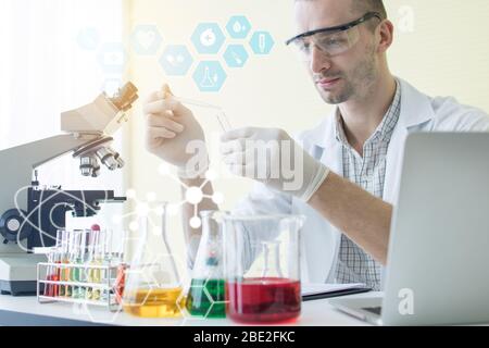 Forscher und Entwicklung Forschung mit wissenschaftlichen und medizinischen Laborgerät im klinischen Labor, Wissenschaftler Teströhrchen und Glasflasche für Stockfoto