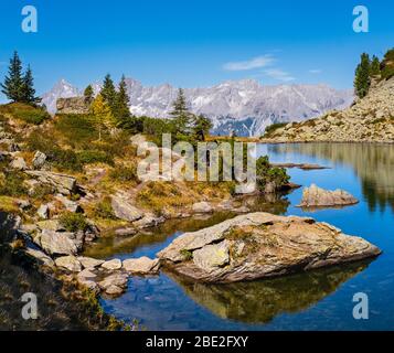 Sonnige herbst Alpine View. Friedlichen Berg Wald See mit klarem Wasser und Spiegelungen. Oder spiegelsee Spiegelsee, Reiteralm, Steiermark Stockfoto