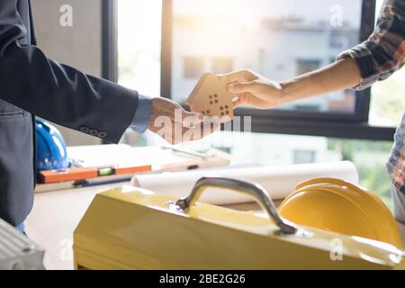 Auftragnehmer lieferte Hausmodell, Immobilienkonzept Stockfoto