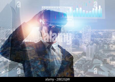 Technologie und digitale Business Innovation Konzept, Geschäftsmann trägt Brille der Virtual-Reality-Brille.Doppelte Belichtung mit Stadt Stockfoto