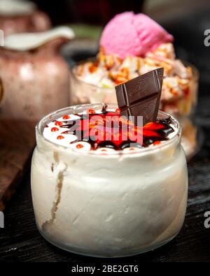Mousse Dessert in einer GlasDose mit Glasur und Schokolade auf der Oberseite Stockfoto