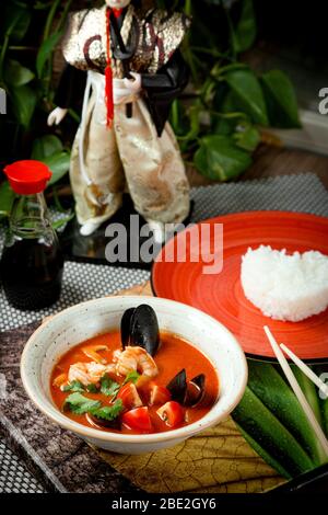 Muschelsuppe mit Tomaten in Schüssel Stockfoto