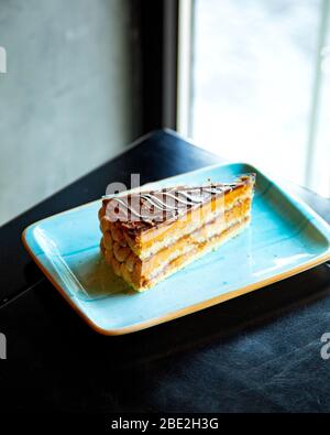 Zerstoßen Sie den Kuchen mit Karamell- und Erdnussschichten Stockfoto