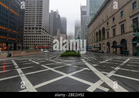 Menschen und Verkehr verschwanden von der Midtown Manhattan Park Avenue wegen des Einwirkens von COVID-19 am regnerischen Morgen New York City NY USA am 29 2020. März. Stockfoto