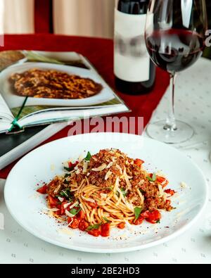 Spaghetti mit Hackfleisch Tomatenminze und Käse Stockfoto