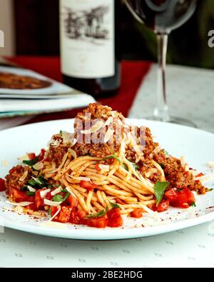 Spaghetti mit Hackfleisch Tomatenwürfel Käse und Minze Stockfoto