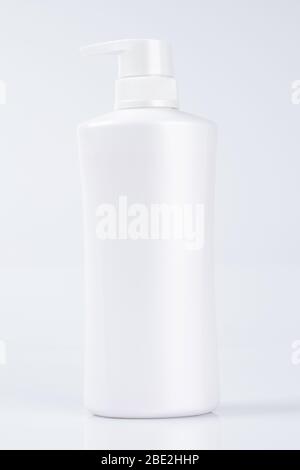 Weiße Plastikflasche Behälter Mock up, Verpackung Produktvorlage isoliert auf weißem Hintergrund Stockfoto