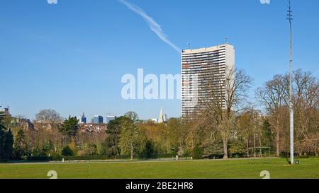Brüssel, Belgien - 07. April 2020: Der Josaphat Park in Brüssel ohne Menschen während der Haftzeit. Stockfoto