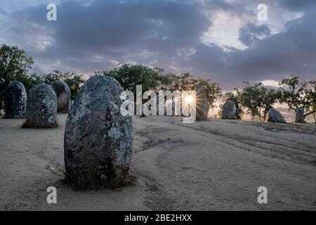 Évora, Portugal, 10. April 2020. Der Almendres Cromlech ist das größte megalithische Denkmal der Iberischen Halbinsel, eines der größten der Welt. Stockfoto