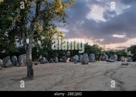 Évora, Portugal, 10. April 2020. Der Almendres Cromlech ist das größte megalithische Denkmal der Iberischen Halbinsel, eines der größten der Welt. Stockfoto