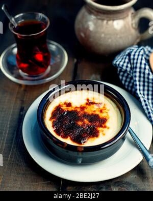 türkischer Dessert Milchpudding in Töpferpfanne serviert Stockfoto