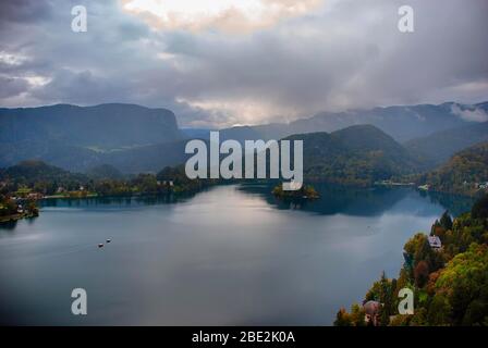 Die wunderschöne Bergkulisse des Bleder Sees in Slowenien Stockfoto